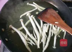 Illustration of how to make fried snow peas with seafood, mushrooms and eggs 6