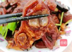 Illustration of braised pig's feet with mushrooms and peanuts 16