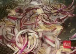 Illustration of how to make fried meat with onions 5