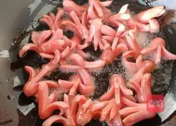 Illustration of how to make fried red sausage (in the shape of a small octopus) 5