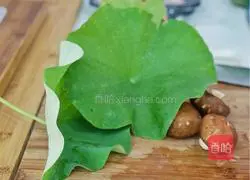 Illustration of how to make glutinous rice chicken with lotus leaves 1 