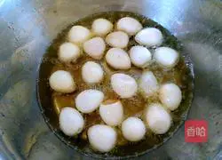 Illustration of how to make quail eggs with tomato sauce 4