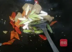 Illustration of how to make stir-fried pork belly with dried white radish and fragrant radish 7