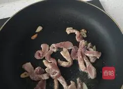 Illustration of how to stir-fry pork with king oyster mushroom 6