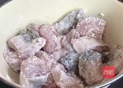 Illustration of how to make spicy stir-fried fish cubes 6