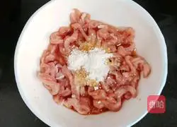 Illustration of how to stir-fry shredded pork with colored pepper 6