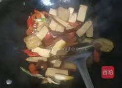 Illustration of how to make stir-fried pork belly with dried white radish and fragrant radish 8