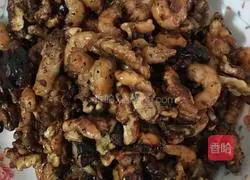 Fresh shrimps and fried walnuts.Illustration of how to do it 7