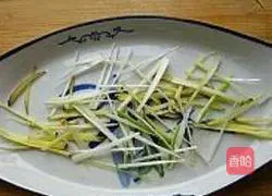 Illustration of how to make croaker with scallion oil 3