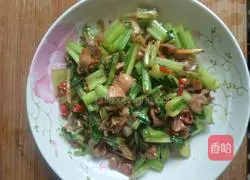 Illustration of how to make fried sausage with celery 6