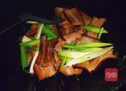 Illustration of how to stir-fry bacon with green garlic 4