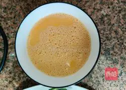 Illustration of how to make cucumber and scrambled eggs 1