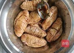 Illustration of how to make tomato rice cooker chicken wings 3