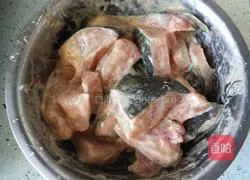 Illustration of how to make spicy and sour fish cubes 1