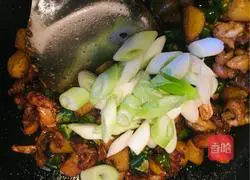 Potato roasted chicken.(2 Illustration of how to make a meal for one person 22