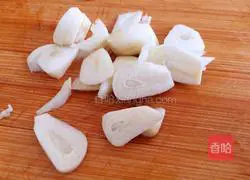 Illustration of how to make fried cabbage with bacon, carrots and cabbage 4