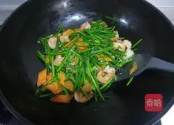 Illustration of how to make fried chive flowers with shrimps 17