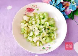 Illustration of how to stir-fry shrimps with celery 3