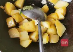 Illustration of how to cook chicken legs stewed with potatoes 7