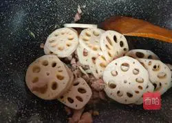Illustration of how to make fried minced pork and lotus root slices in sauce 5