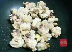 Illustration of how to make stir-fried chicken with mushrooms 3