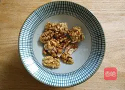  Illustration of how to mix walnuts with celery 1