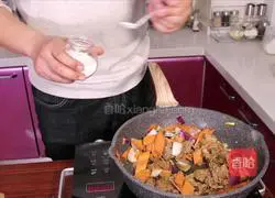 Illustration of how to make carrot beef 8