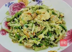 Illustration of how to make fried eggs with garlic sprouts 5