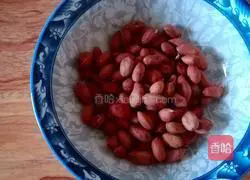 Illustration of how to make fried peanuts with small whitebait 3