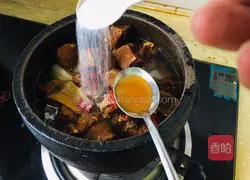 Casserole braised beef brisket and stewed radish recipe 8