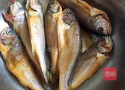 Illustration of how to make fried yellow croaker 7