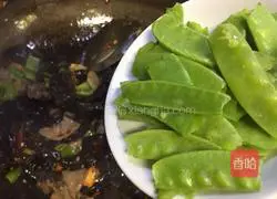 Illustration of how to make three-color fungus meat slices with pickled peppers 16