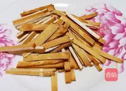 Illustration of how to stir-fry garlic sprouts and dried until fragrant 4