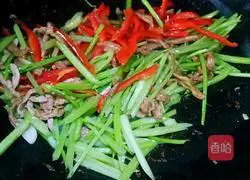 Illustration of how to make fried shredded pork with celery 8