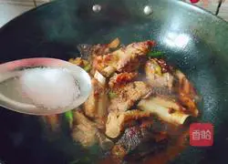 Illustration of how to cook ribs and potatoes stewed 9