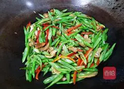 Illustration of how to stir-fry green beans with oil residue 11