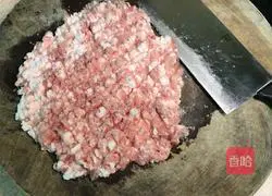 Illustration of how to make peas with rotten meat in tomato sauce 1