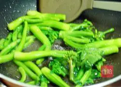 Illustration of how to make ginger kale 4