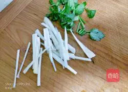 Illustration of how to make spicy shredded chicken 3