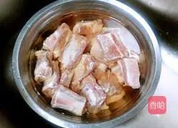 Illustration of how to cook pork ribs with garlic chili sauce 1