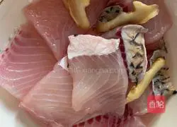 Illustration of how to make fried fish cubes with green pepper 1