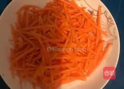 Illustration of how to make fried meat with carrots and fungus 1