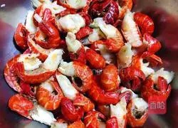 Illustration of how to make spicy crayfish tail 2