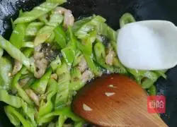 Illustration of how to make fried pork with chili pepper 11