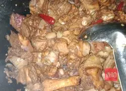 Illustration of how to make little roosters with potato vermicelli 8