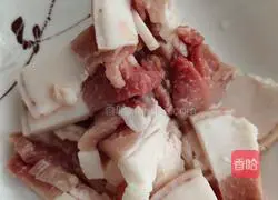 Illustration of how to make fried pork slices with fungus 2