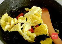 Illustration of how to make fried fungus with tomatoes and eggs 11