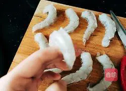 Illustration of how to stir-fry vannamei shrimp with leeks 4