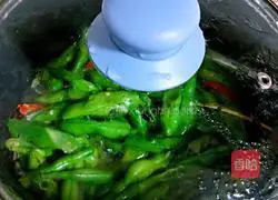 Illustration of how to make fried beans and shredded pork 18