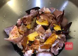 Illustration of how to make water-free pig's trotters 1